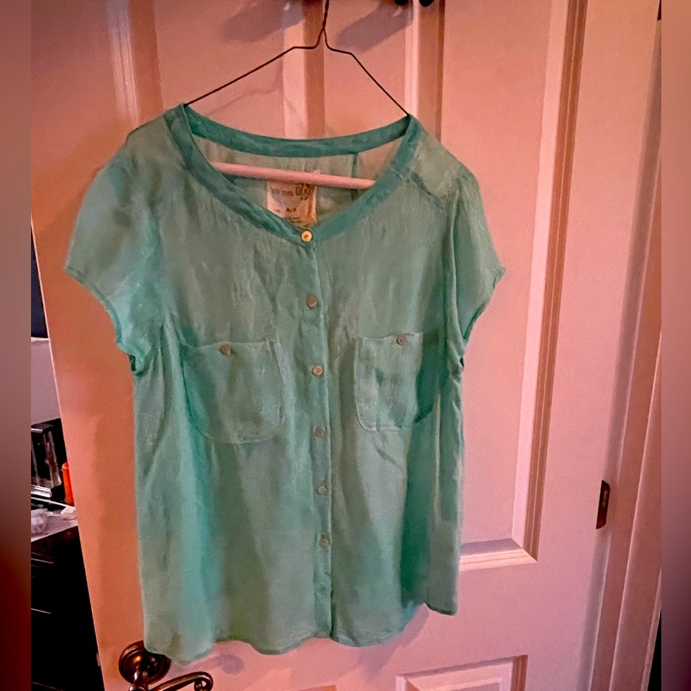We the Free! Gently worn blouse. Beautiful and flowy!